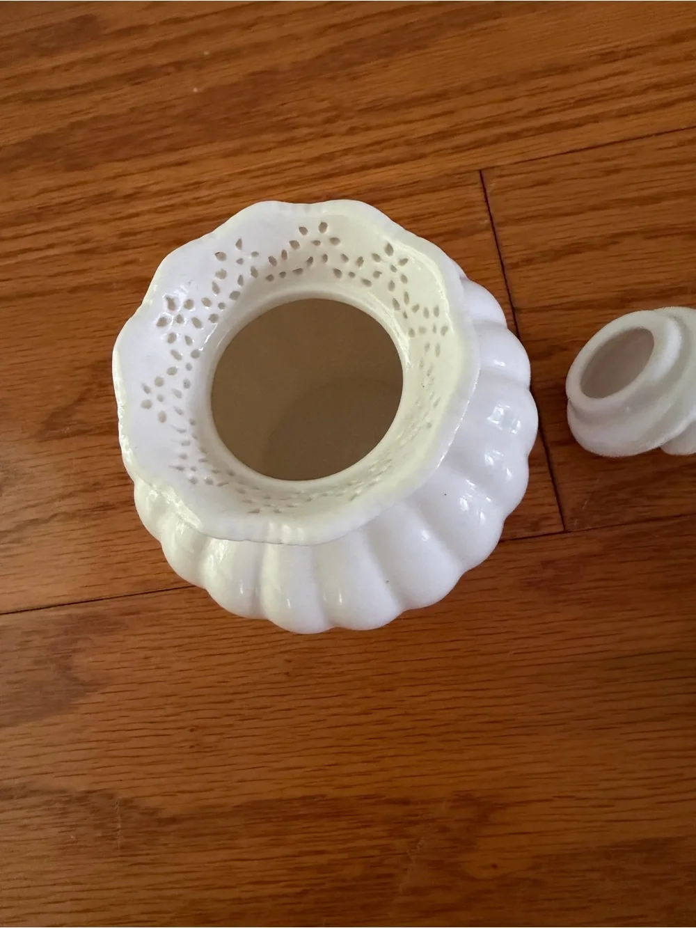 Graces teaware White Ceramic Scalloped Rim Decorative Vase small petal